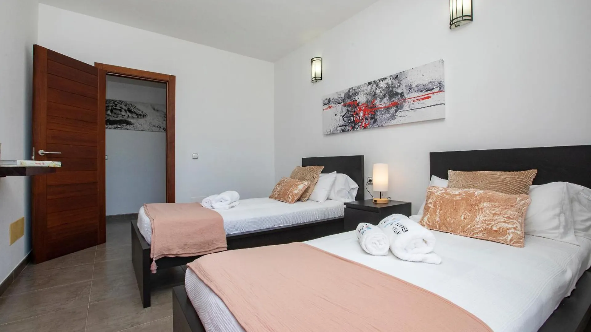 Villa Near San Antonio Sleeps 10 0*, سان أنطونيو إسبانيا