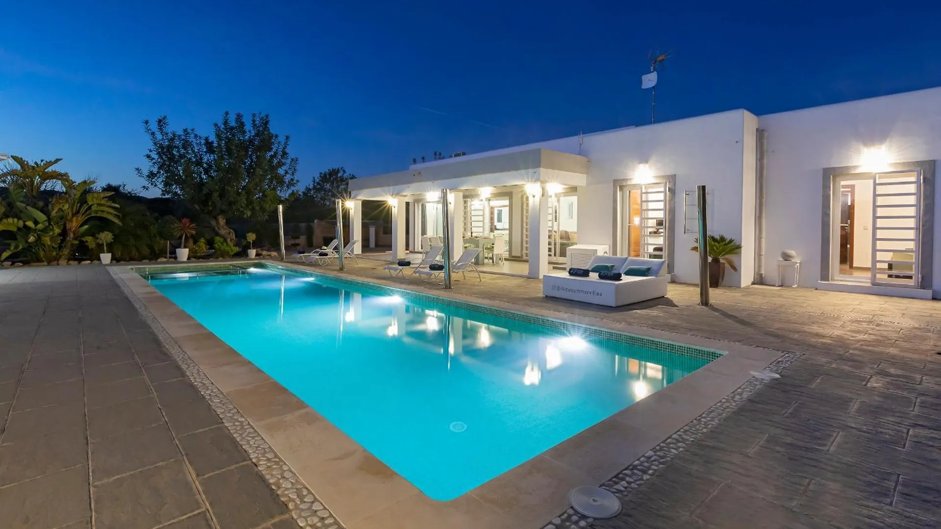 Villa Near San Antonio Sleeps 10