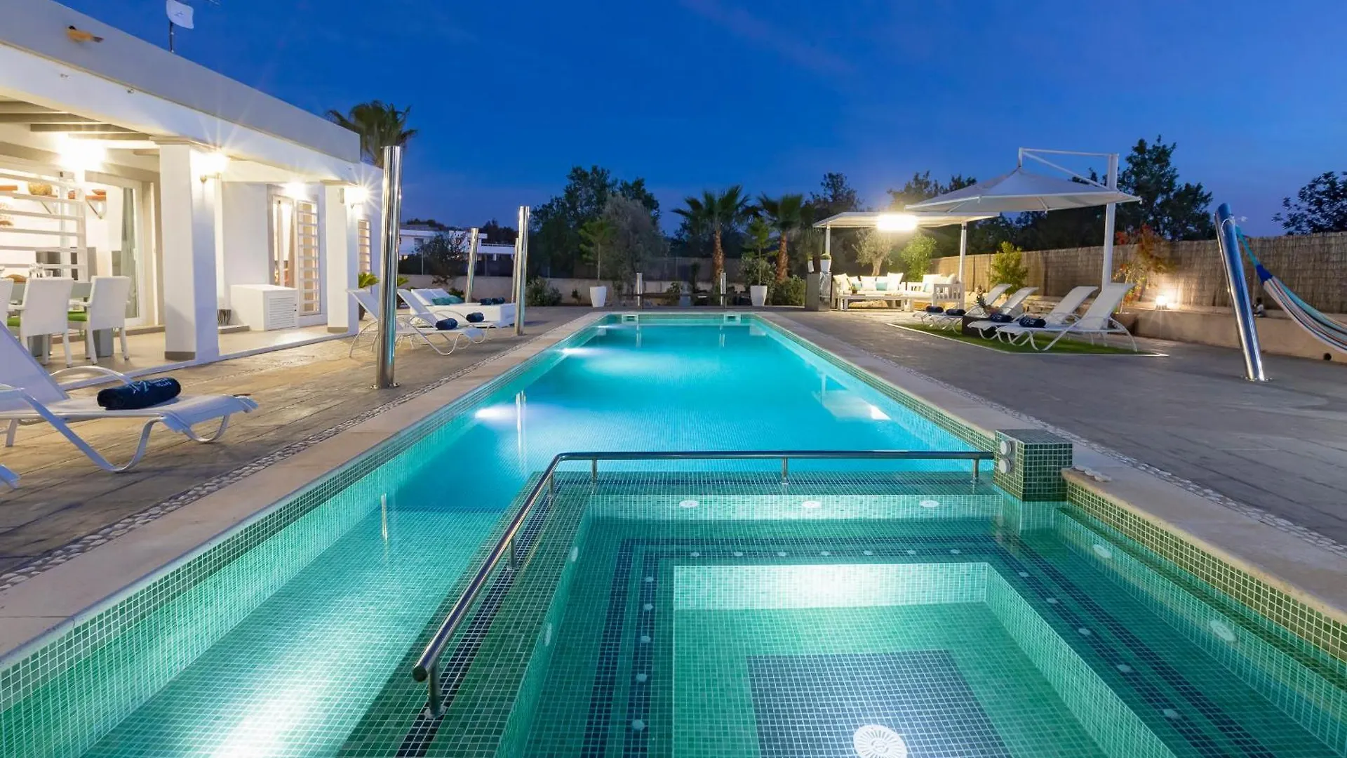 Villa Near San Antonio Sleeps 10  サンアントニオアバド